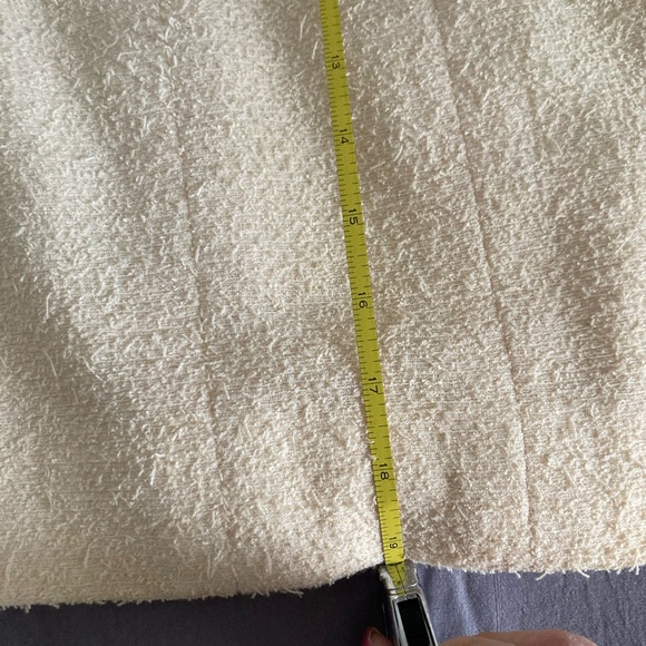 Vintage Authentic Chanel Boutique Ivory Tweed Mini Skirt - Picture 14 of 14